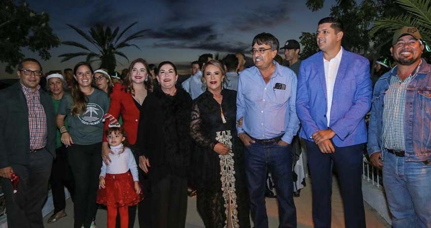 La Ribera enciende el tradicional árbol navideño