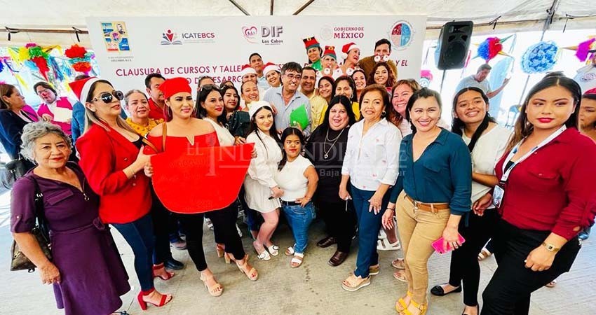 Entregan 762 constancias y reconocimientos por talleres del Centro de Desarrollo Comunitario de Mesa Colorada