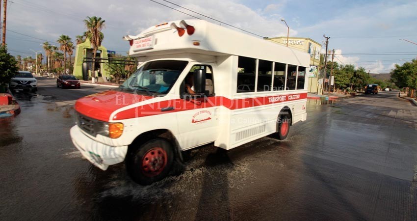 Buscarán apoyo para renovar unidades de transporte público en La Paz