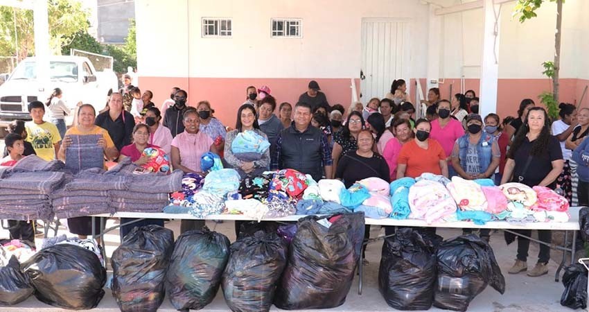 Entrega DIF La Paz 464 cobijas en Vista Hermosa