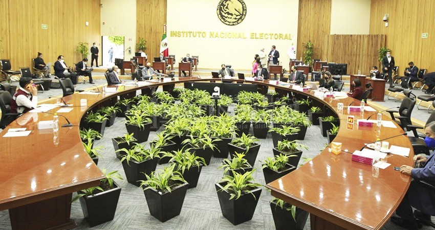 La democracia está pasando por momentos cruciales, alertan consejeros del INE