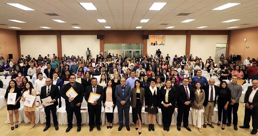 Entrega UABCS 152 títulos profesionales y grados académicos