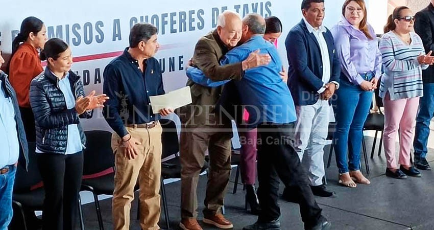 Entrega VCC 191 permisos a choferes de taxis en La Paz