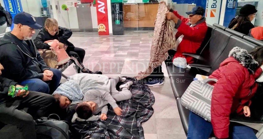 Decenas de pasajeros varados en el aeropuerto de La Paz Decenas de pasajeros varados en el aeropuerto de La Paz