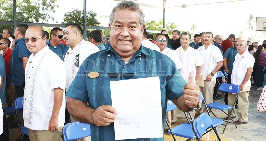 En Los Cabos, entrega el gobernador Castro Cosío nuevos permisos a taxistas