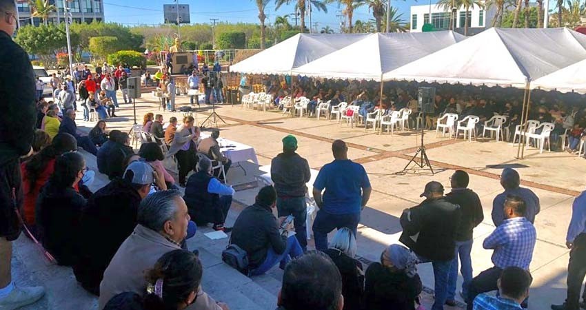 Emplazan burócratas al gobierno estatal a pagar bono navideño