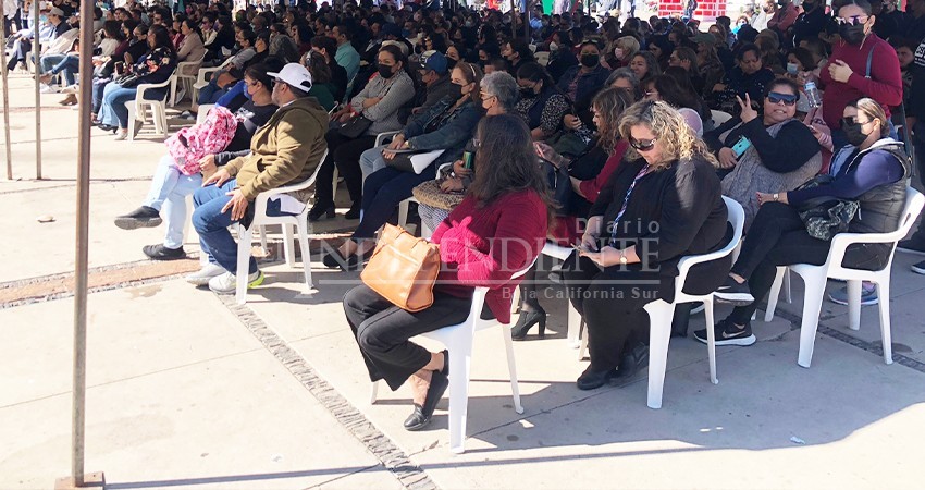 Emplazan burócratas al gobierno a pagar diferencia de bono navideño antes de fin de año Emplazan burócratas al gobierno a pagar diferencia de bono navideño antes de fin de año