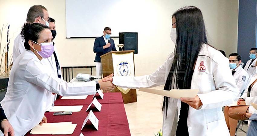 Convocan a pasantes de medicina en BCS para que ejerzan conocimientos con conciencia social