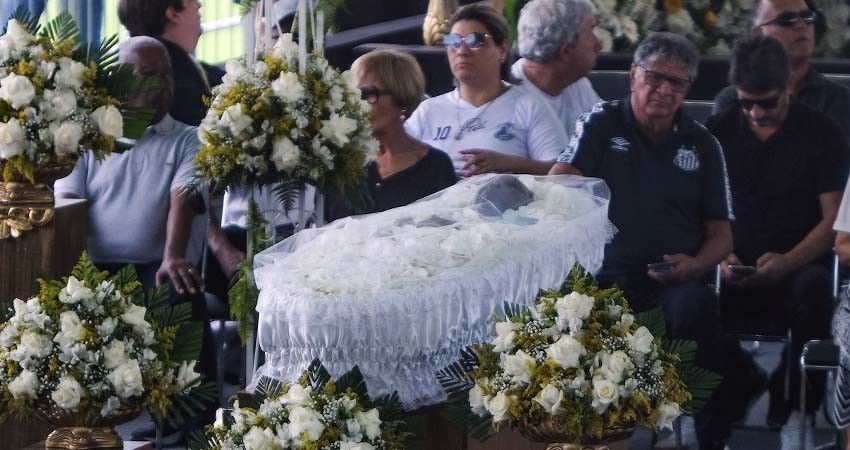 Miles de fanáticos despiden al rey Pelé, el mejor futbolista del mundo