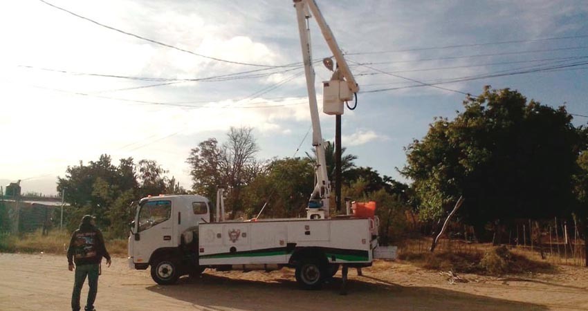 Continúa Servicios Públicos mejorando la iluminación en las comunidades de La Paz