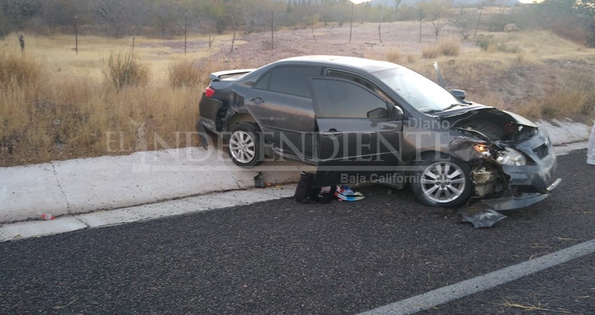Carro choca contra un barandal de la carretera al sur Carro choca contra un barandal de la carretera al sur