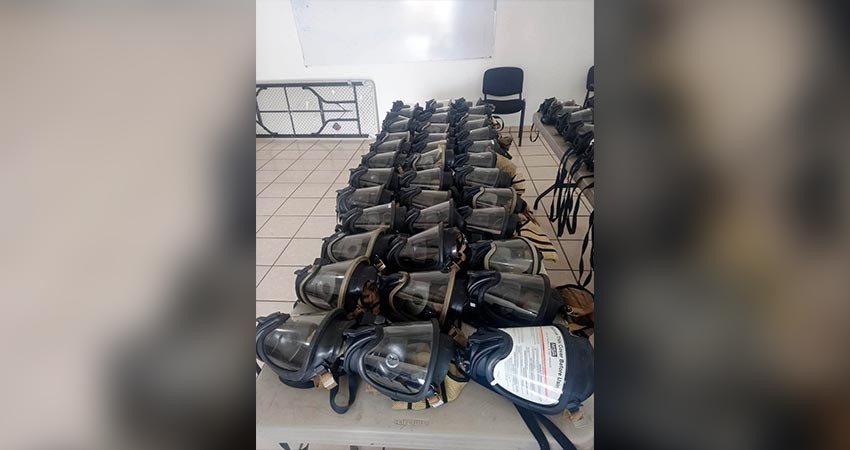 Reciben Bomberos de La Paz donación de 100 equipos de respiración autónoma