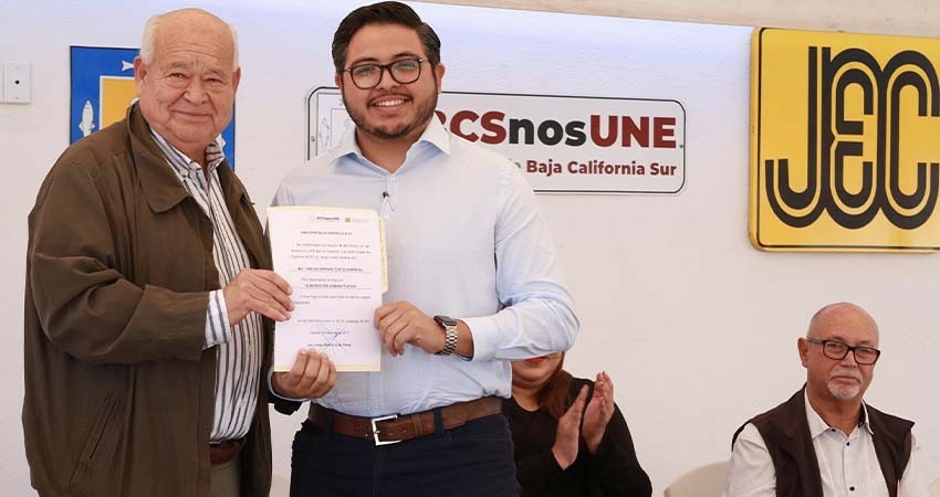 Entrega el gobernador Castro Cosío, nombramientos en la Junta Estatal de Caminos Entrega el gobernador Castro Cosío, nombramientos en la Junta Estatal de Caminos