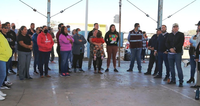 Se reúnen servidores públicos con pobladores de Puerto Chale