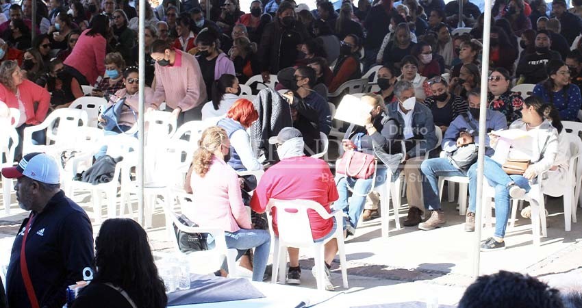 Exigen burócratas bono de vida cara y pago completo de bono navideño Exigen burócratas bono de vida cara y pago completo de bono navideño