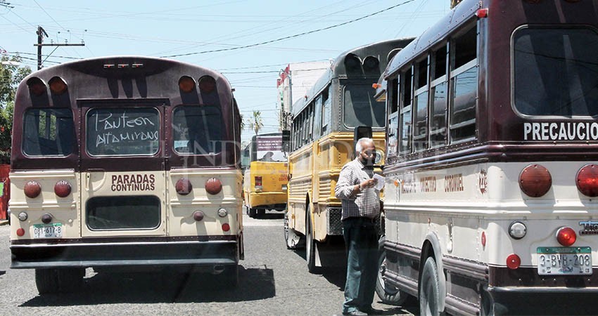 Difícil atender demanda de usuarios por calles en pésimas condiciones: Líder transportista Difícil atender demanda de usuarios por calles en pésimas condiciones: Líder transportista