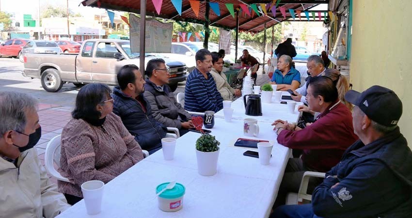 Continúan reuniones con empleados de los mercados municipales de La Paz