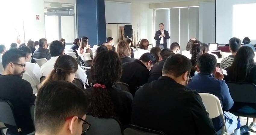 Académico de la UABCS imparte conferencia sobre literatura y salud mental a personal médico del Hospital Salvatierra