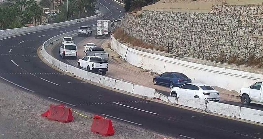 Camión de carga derrama arena sobre la carretera Transpeninsular