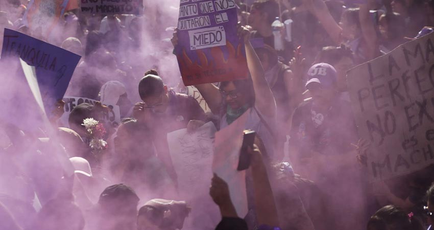 Ola morada toma las calles y enciende el Zócalo
