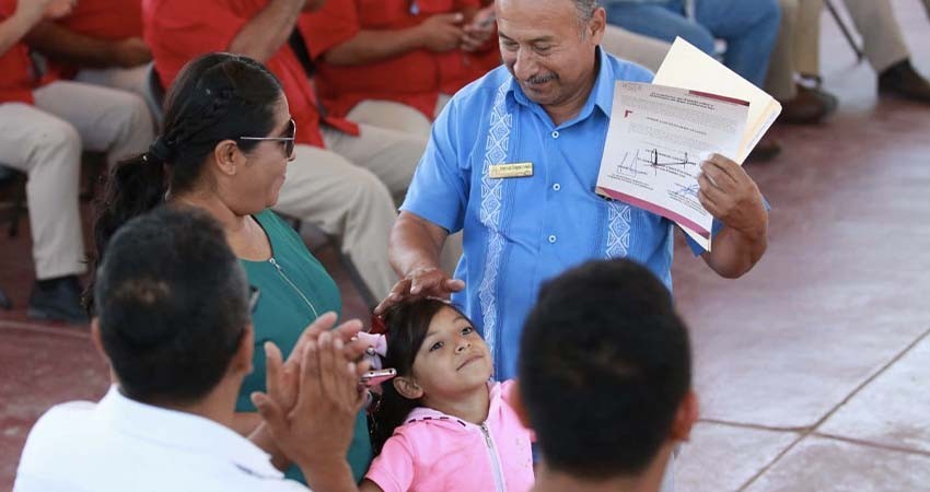 Nuevamente, Gobernador de BCS entrega concesiones a taxistas en CSL Nuevamente, Gobernador de BCS entrega concesiones a taxistas en CSL