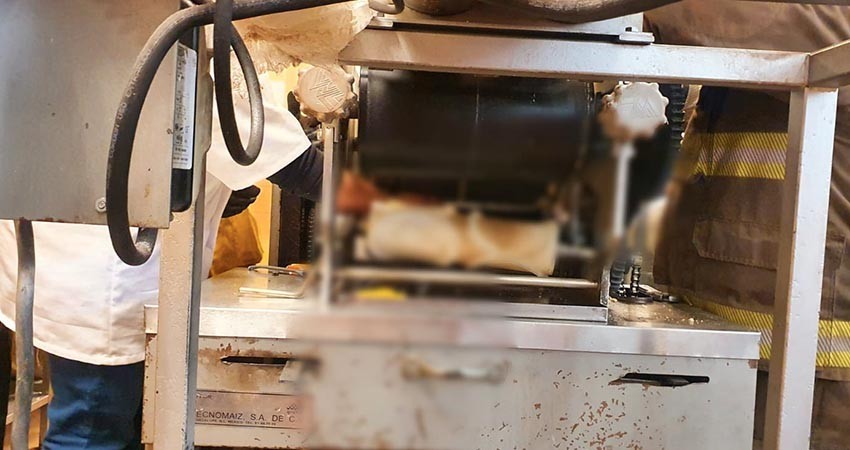 LE QUEDÓ ATORADA LA MANO EN UNA MÁQUINA DE TORTILLAS
