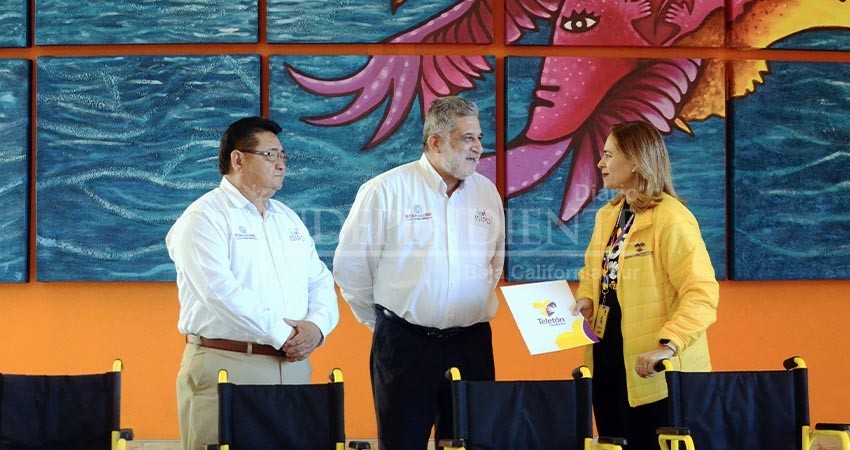 Recibe ISIPD, donación de 8 sillas de ruedas del CRIT La Paz