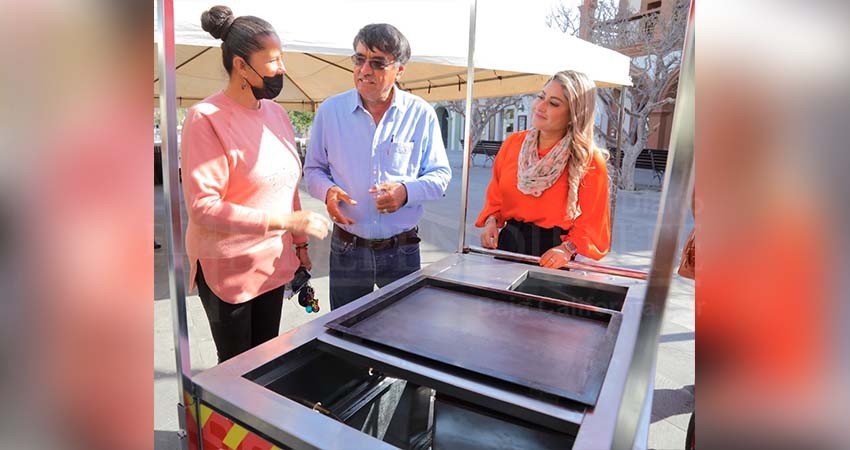 Alcalde Oscar Leggs Castro consolida que el servir con sentido humano es prioridad para el XIV Ayuntamiento; entrega apoyos sociales a 13 familias