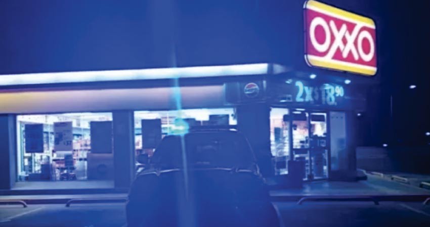 Cuchillo en mano asaltan Oxxo en La Paz