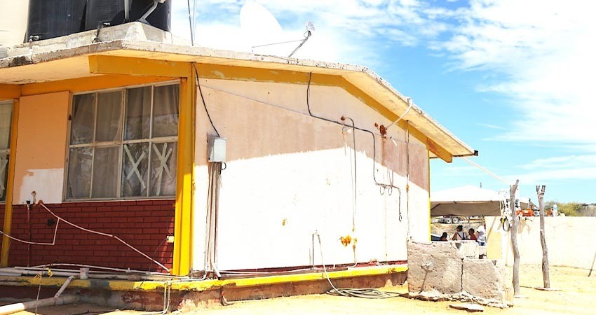 Instruye Leggs Castro la supervisión técnica dirigida a la rehabilitación del albergue escolar en Palo Escopeta