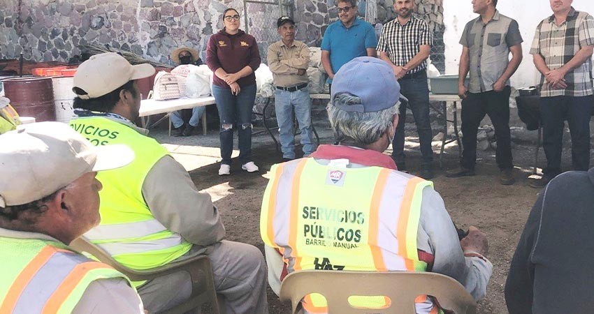 Entrega Servicios Públicos uniformes a personal de barrido manual zona Centro