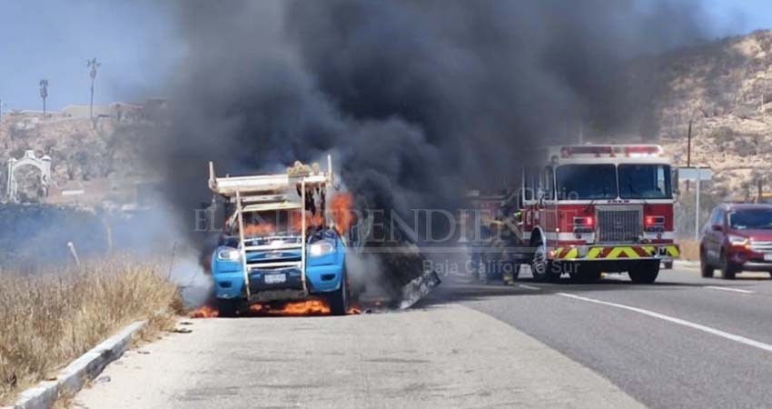 Se incendia vehículo sobre la Carretera Transpeninsular Se incendia vehículo sobre la Carretera Transpeninsular