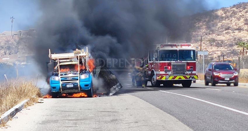 Se incendia sobre la Carretera Transpeninsular un vehículo Se incendia sobre la Carretera Transpeninsular un vehículo