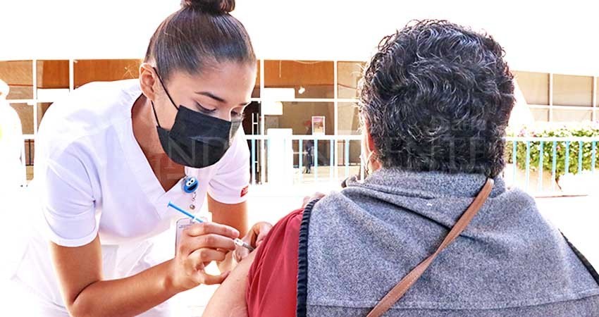 Invita SSA a la población paceña a completar o reforzar vacunación contra COVID