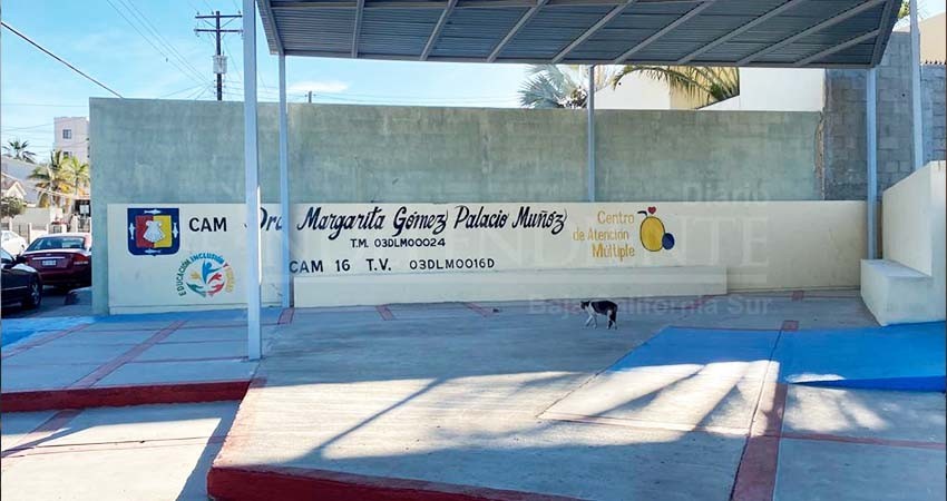 "Le cayó un ventanal a mi hijo"; se quejan padres de familia del CAM, por pésimas instalaciones "Le cayó un ventanal a mi hijo"; se quejan padres de familia del CAM, por pésimas instalaciones
