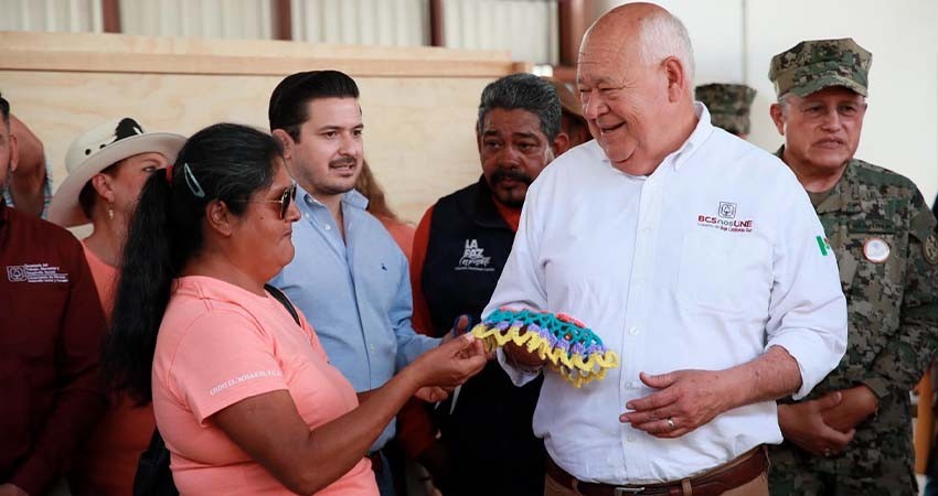 Entrega gobernador el centro de transformación y apoyos productivos a artesanos en El Rosario