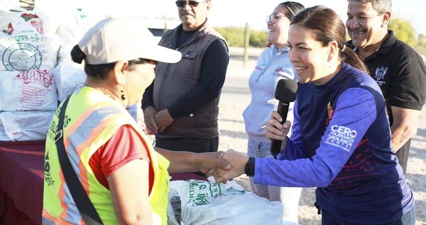Entrega Alcaldesa uniformes y equipo operativo al área de barrido manual