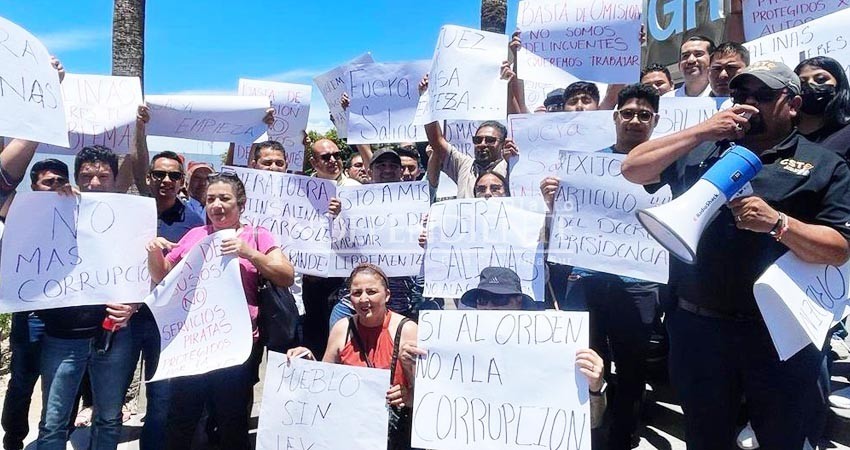 Exigen transportistas la destitución del director de transporte estatal Exigen transportistas la destitución del director de transporte estatal