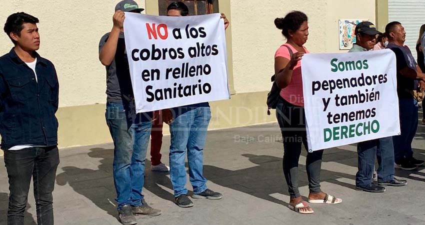 Exigen pepenadores de Los Cabos: "No a los cobros altos en rellenos sanitarios" Exigen pepenadores de Los Cabos: "No a los cobros altos en rellenos sanitarios"