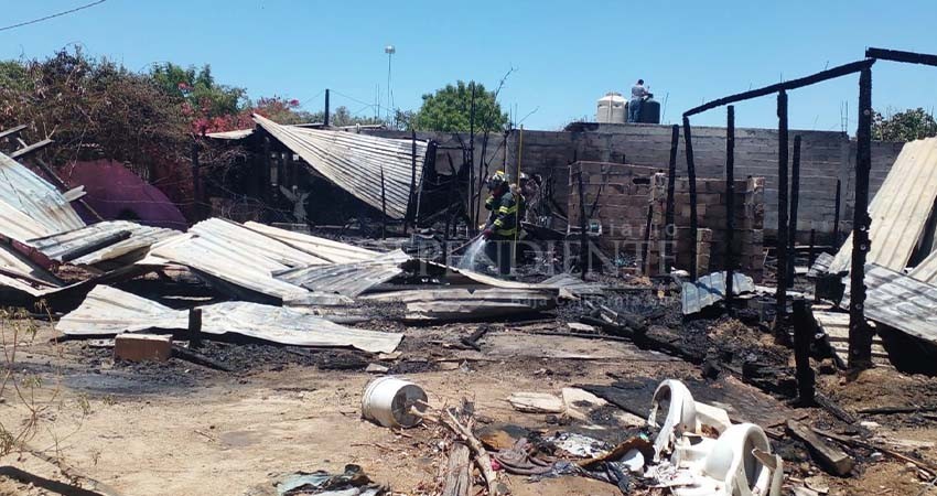 Al menos 5 casas afectadas por incendio en Lomas del Sol Al menos 5 casas afectadas por incendio en Lomas del Sol