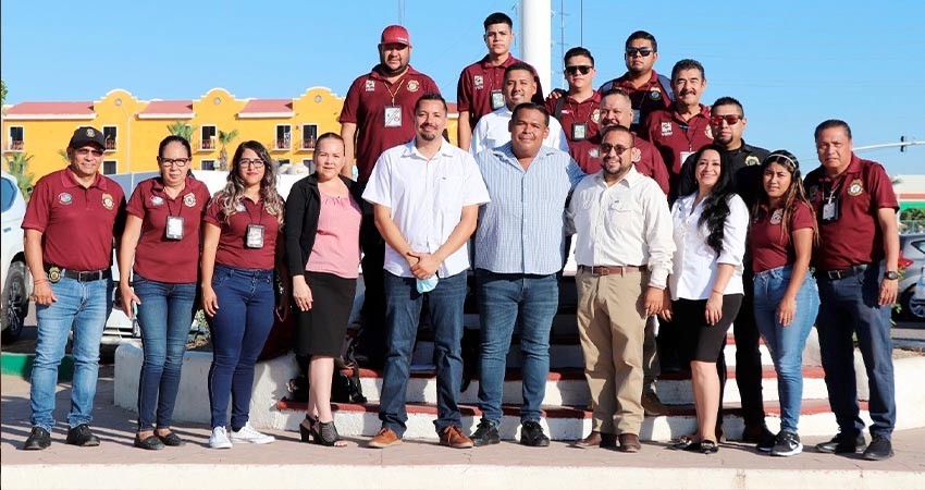 Inspectores fiscales realizan minuciosa revisión de permisos y refrendos en locales comerciales de CSL Inspectores fiscales realizan minuciosa revisión de permisos y refrendos en locales comerciales de CSL