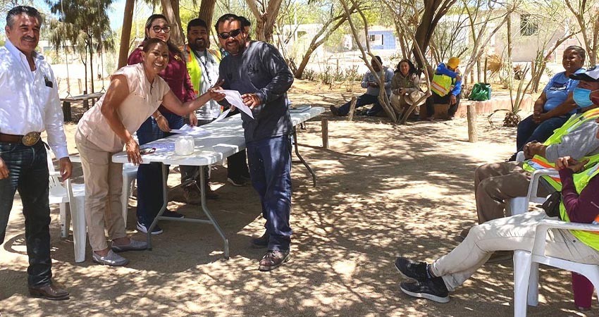 Entregan constancias a participantes del curso de Lombricomposta