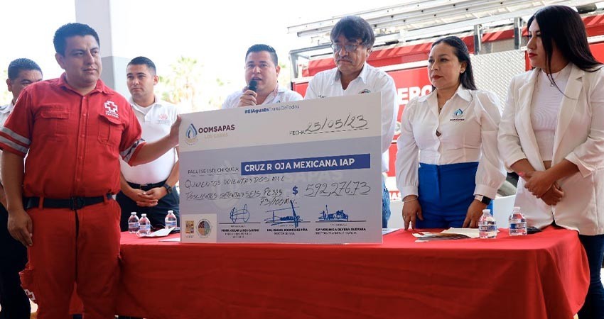 Entregan Leggs Castro y equipo de Agua Potable Los Cabos más de 1 MDP a Bomberos y Cruz Roja Mexicana