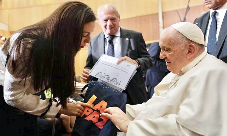Alcaldesa de La Paz comparte objetivos de rescate por el planeta con el Papa Francisco Alcaldesa de La Paz comparte objetivos de rescate por el planeta con el Papa Francisco