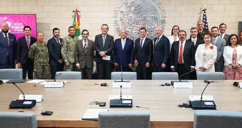 Se reúne López Obrador con el Secretario de Transporte de EU; abordan categoría aérea