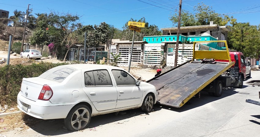 En Seguridad Pública comprometidos en liberar las vialidades de vehículos chatarra