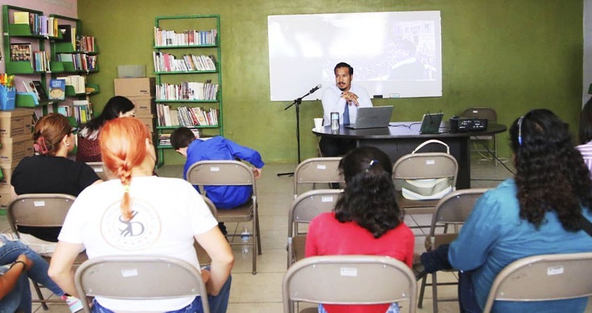 Presentan la conferencia “La Máquina del Desamparo”