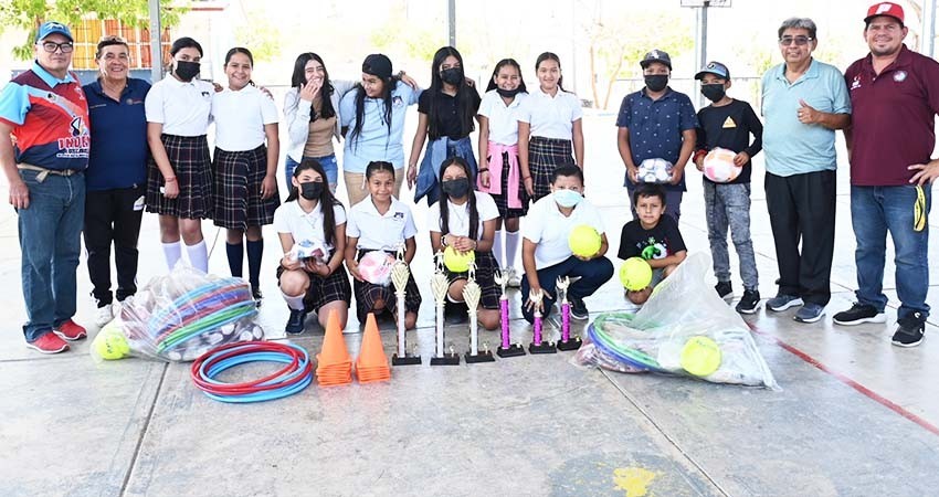 Fomenta Gobierno de Los Cabos la actividad deportiva en la niñez; entregan material en la escuela primaria Mauricio Castro Cota en SJC