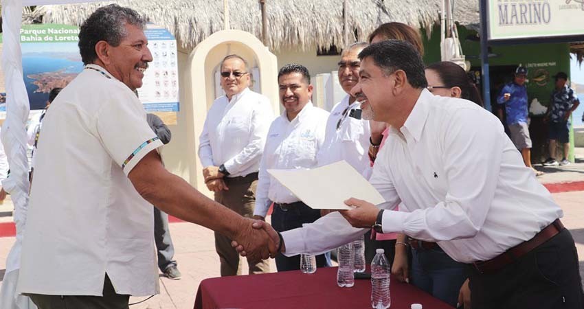 Entrega gobierno del estado concesiones y permisos a choferes de taxi en Loreto