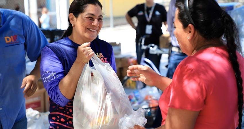 Entrega DIF La Paz 369 apoyos a pobladores de La Soledad